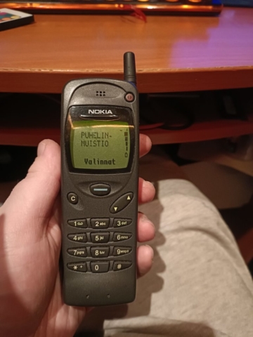 Nokia 3110 vuodelta 1997 eli varsin retroa (2022)